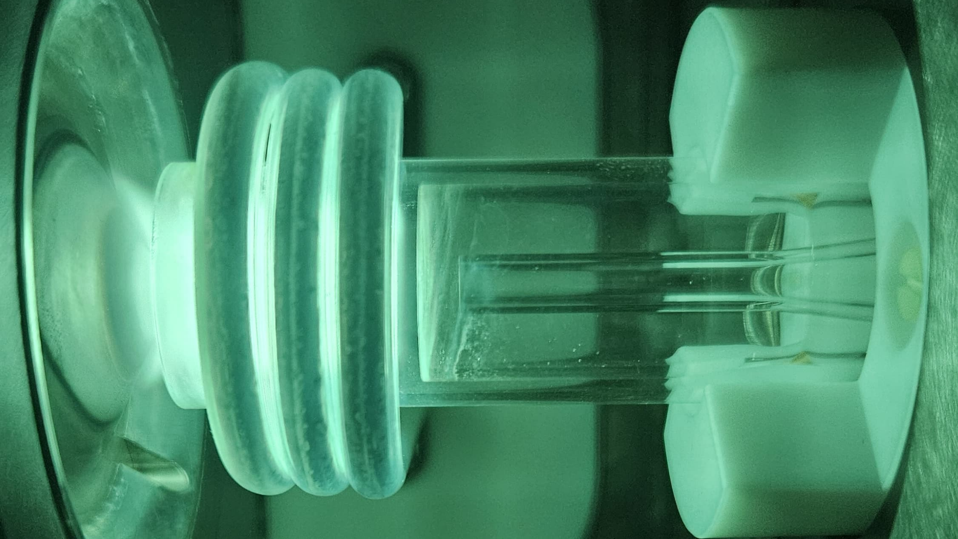 Close-up da tocha de um sistema ICP-MS em operação no laboratório da Labpharma, essencial para a análise de impurezas elementares.