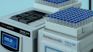 Equipamentos Thermo Scientific TRACE 1610 Cromatógrafo a Gás e TriPlus 500 Headspace da Labpharma, demonstrando tecnologia de ponta para análises.