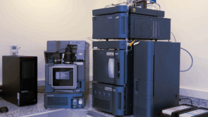 Equipamentos de alta tecnologia como LC-MS/MS e GC-MS em laboratório, representando a infraestrutura avançada para análise de extraíveis e lixiviáveis (E&L) em produtos farmacêuticos e outros setores.