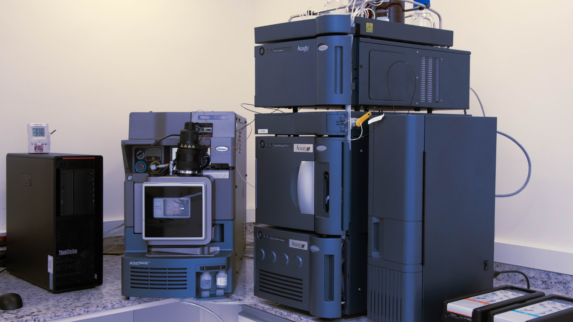 Equipamentos de alta tecnologia como LC-MS/MS e GC-MS em laboratório, representando a infraestrutura avançada para análise de extraíveis e lixiviáveis (E&L) em produtos farmacêuticos e outros setores.