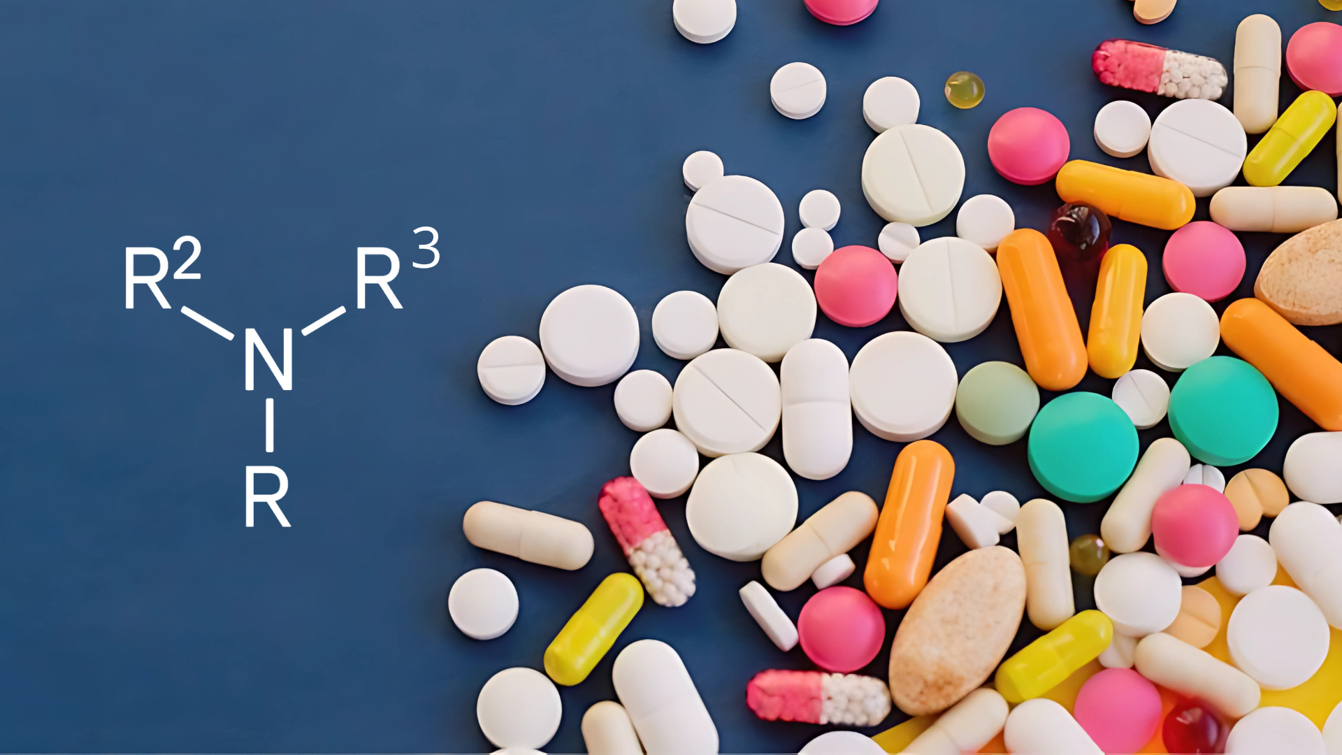 Estrutura molecular genérica de uma nitrosamina (N-N=O com grupos R), sobreposta a uma variedade de pílulas coloridas em um fundo azul, ilustrando a relação entre a química das aminas (incluindo terciárias) e a segurança dos medicamentos.