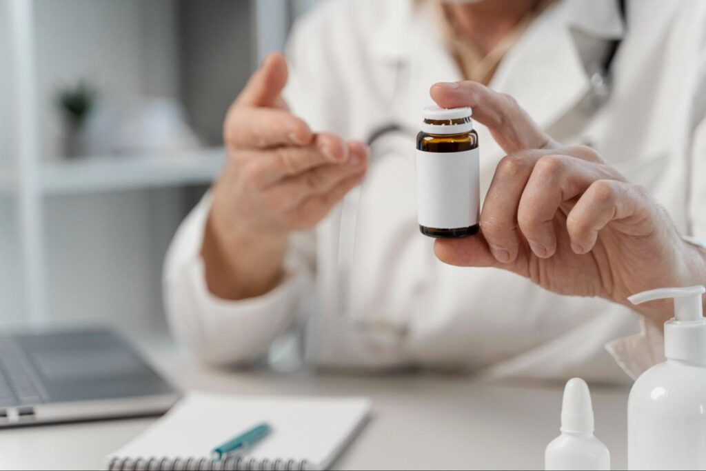 Profissional da saúde segurando frasco de medicamento para análise de qualidade farmacêutica com apoio da Labpharma.