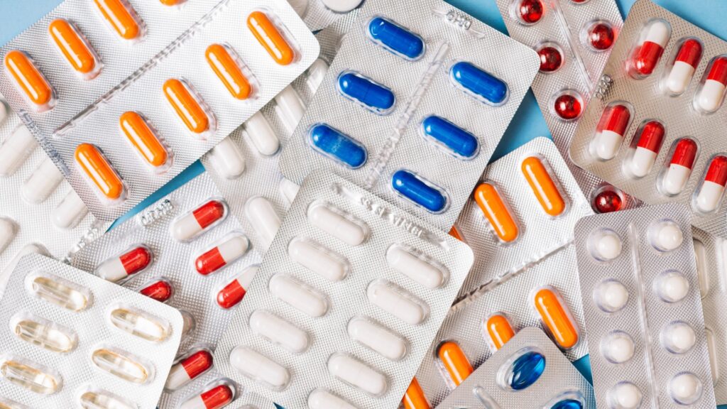 Blisters com comprimidos e cápsulas para análise farmacêutica e controle de qualidade realizado pela Labpharma