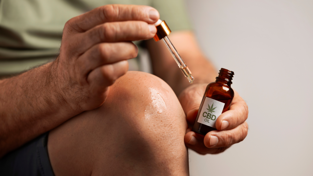 Aplicação de óleo de CBD com conta-gotas representando análise de canabinoides e controle de qualidade pela Labpharma