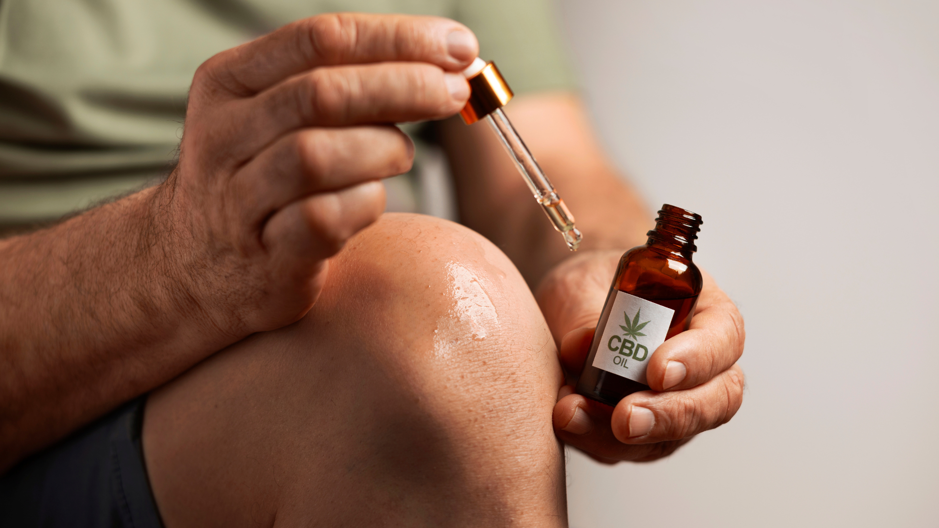 Aplicação de óleo de CBD com conta-gotas representando análise de canabinoides e controle de qualidade pela Labpharma