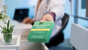 Profissional entregando medicamento veterinário para análise e controle de qualidade farmacêutico com a Labpharma