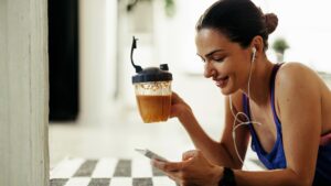 Mulher consumindo suplemento alimentar após treino representando controle de qualidade e análises laboratoriais da Labpharma