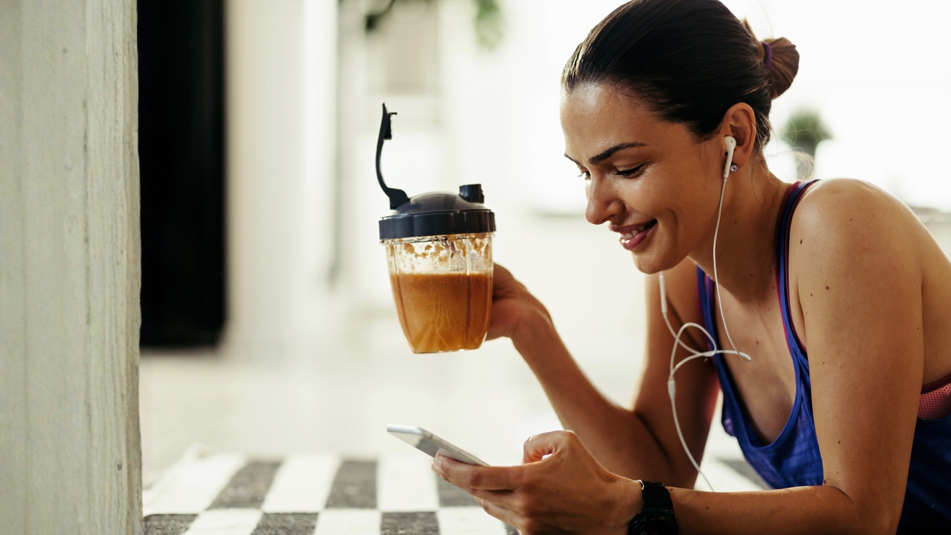 Mulher consumindo suplemento alimentar após treino representando controle de qualidade e análises laboratoriais da Labpharma