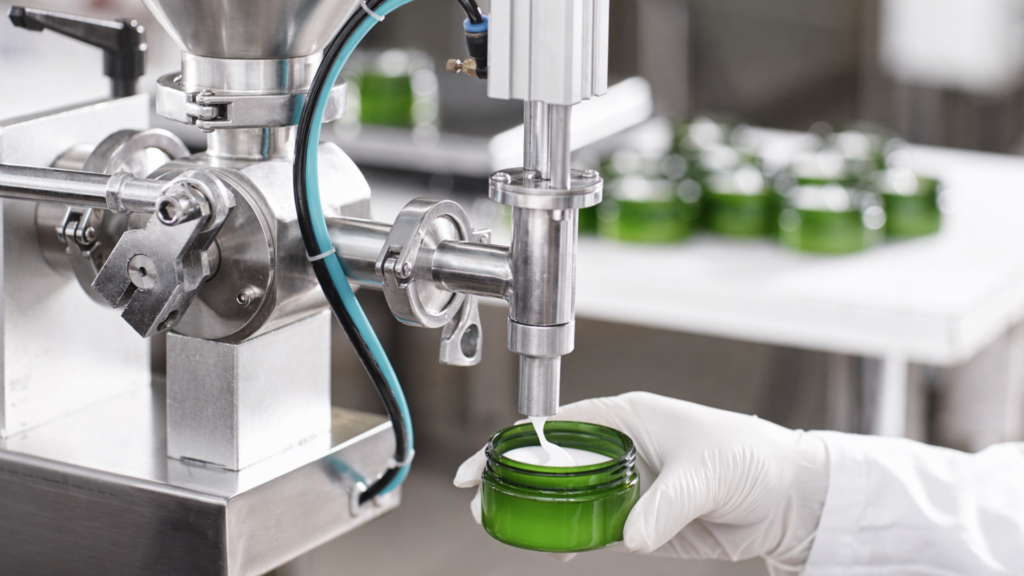 Processo de envase de cosmético em laboratório industrial representando controle de qualidade e análises pela Labpharma