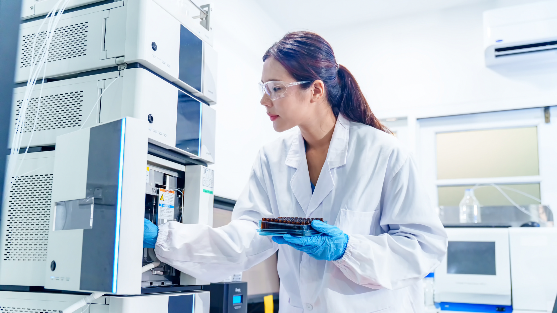 Analista operando equipamento cromatográfico para análises farmacêuticas e controle de qualidade realizado pela Labpharma