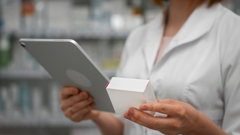 Profissional avaliando embalagem farmacêutica com tablet para rastreabilidade e controle de qualidade realizado pela Labpharma